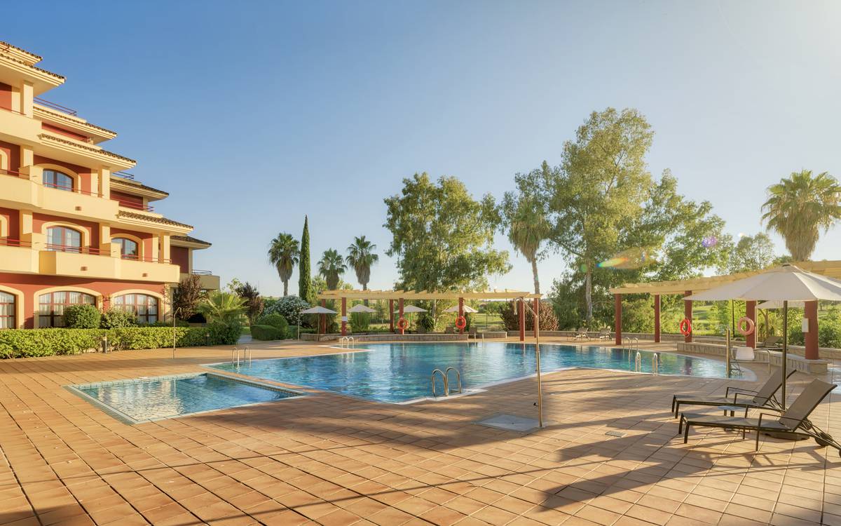 Piscina Hotel ILUNION Golf Badajoz Piscina Hotel ILUNION Golf Badajoz
