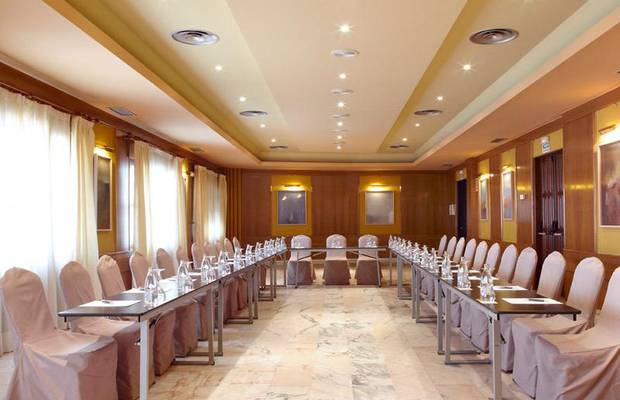 Salón Embajada Hotel ILUNION Golf Badajoz Badajoz