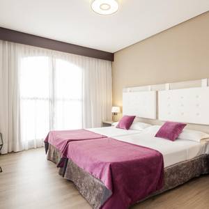 Habitación triple Hotel ILUNION Golf Badajoz